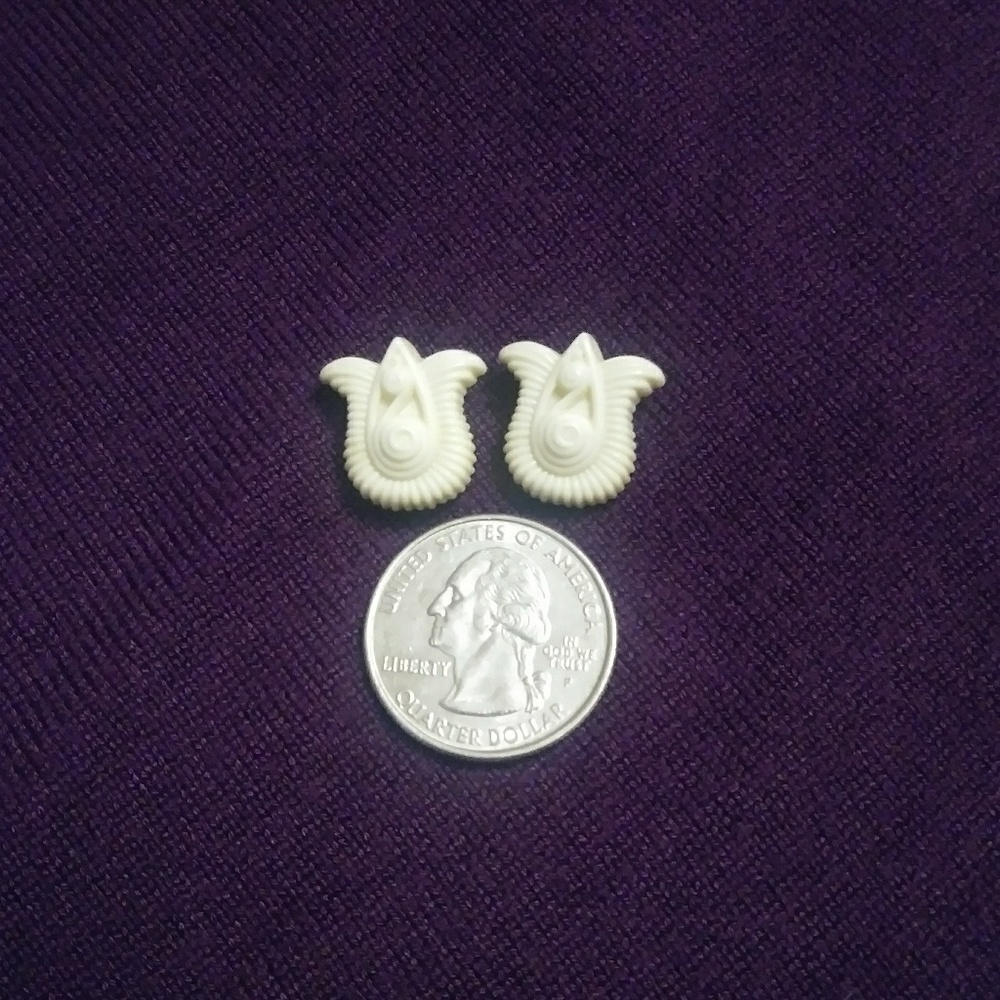 Stud earrings neutral